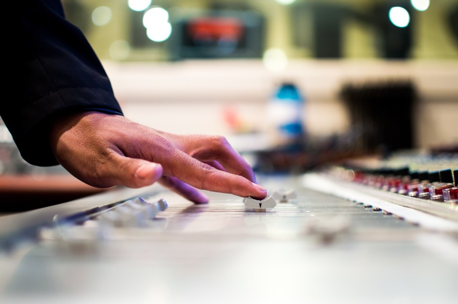 mixing-desk-351478